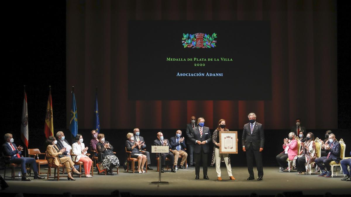 Entrega de honores y distinciones de Gijón en el teatro Jovellanos