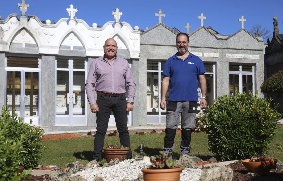Francisco Martínez y Gonzalo Vázquez, en uno de los jardines del cementerio municipal de Poio.