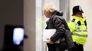 Boris Johnson admite que subestimó el riesgo del covid y expresa su pesar por "el dolor" de las víctimas