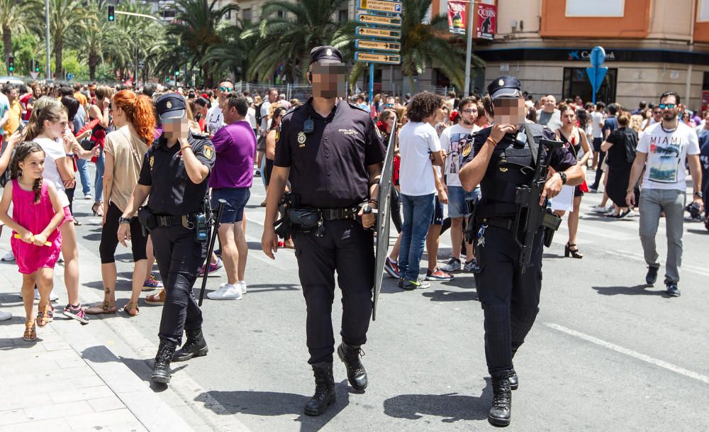 Las mascletàs previas a hogueras arrancan con mucho público y sin incidentes