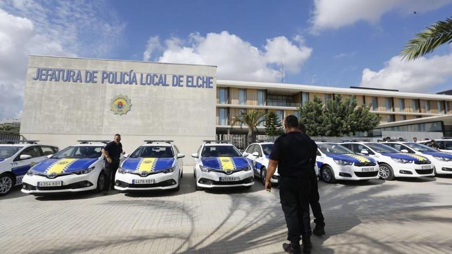 Los nuevos vehículos, en la Jefatura de la Policía Local de Elche