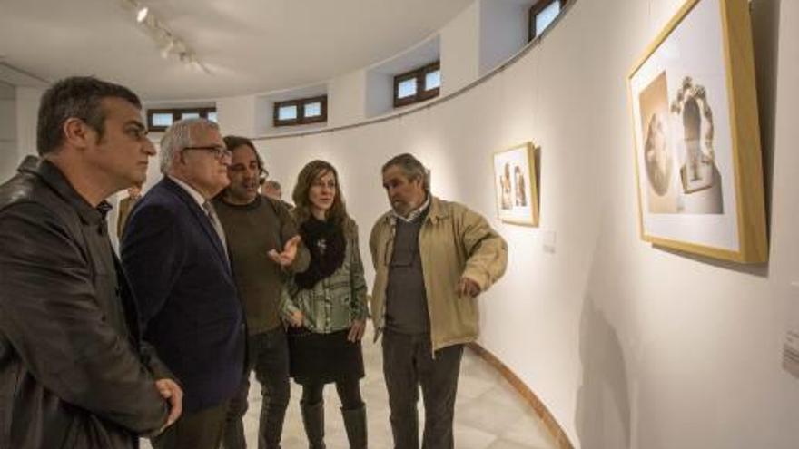 Los ganadores del certamen visitan la muestra junto al diputado de Cultura.