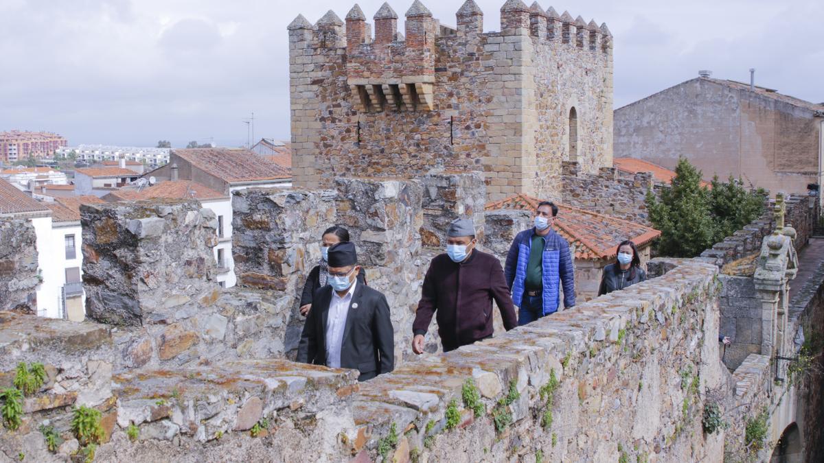 Hoy sacralizan el cerro Arropé, donde prevén el templo budista El