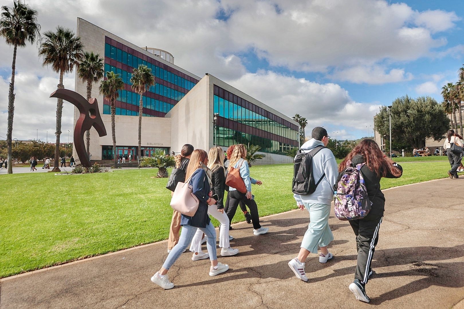 Decenas de alumnos en el Aulario General del Campus Guajara