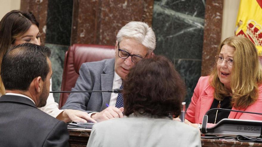 La Asamblea apremia al Gobierno regional a modificar las convocatorias de ayudas al transporte escolar