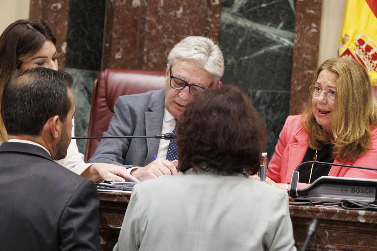 Portavoces parlamentarios aclaran con la Mesa de la Asamblea los puntos de acuerdo sobre la moción de transporte escolar.