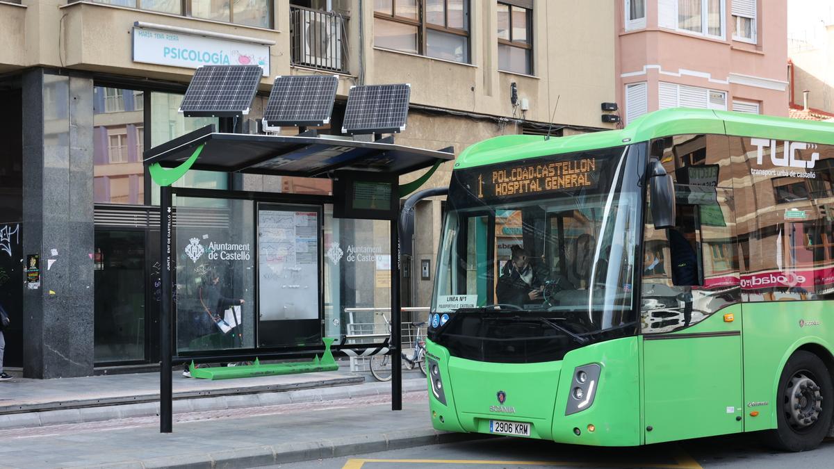 Un autobús urbano presta servicio en la plaza Borrull de Castelló.