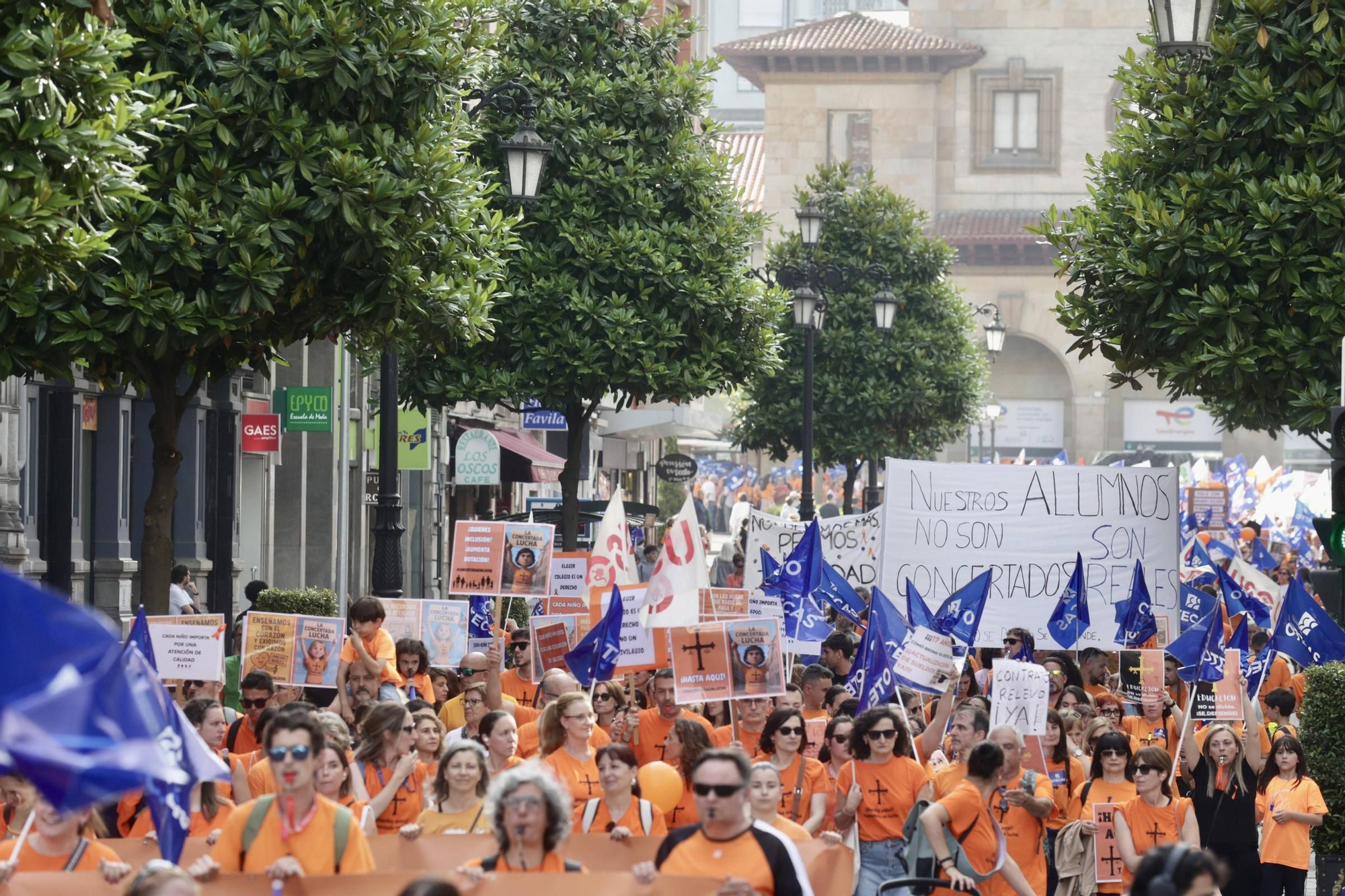 EN IMÁGENES | La marea naranja de profesores inunda Oviedo: manifestación de la escuela concertada
