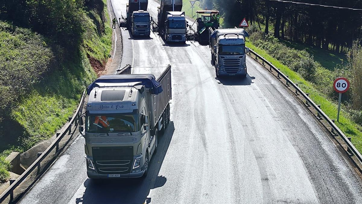 Cuatro camiones trabajan en las labores de aglomerado de la carretera