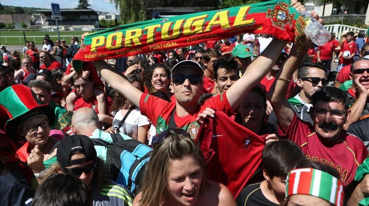 rpaniagua34637107 paris  france   09 07 2016   supporters portugal cheer at th160709211054