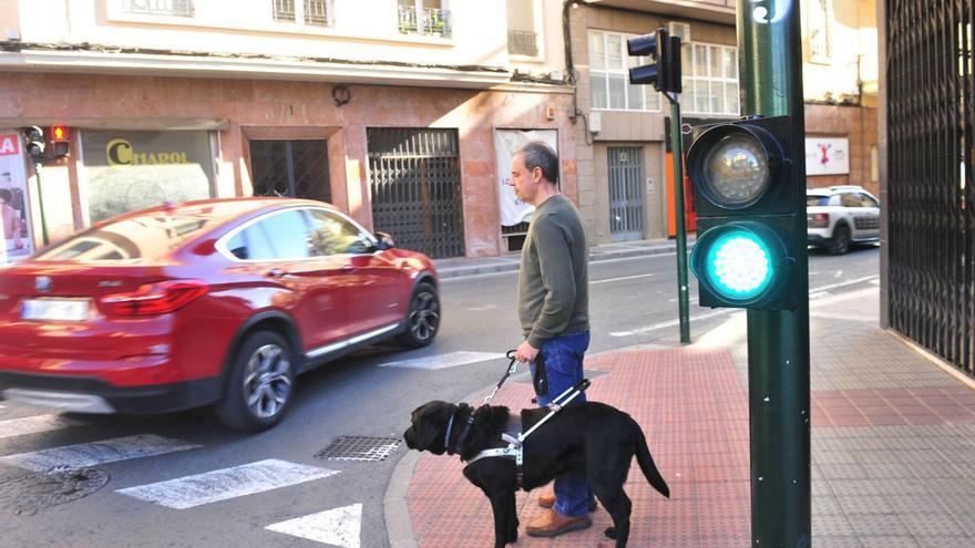 José Antonio, usuario de la ONCE, en dos cruces del centro donde la señal acústica falla.  | MATÍAS SEGARRA