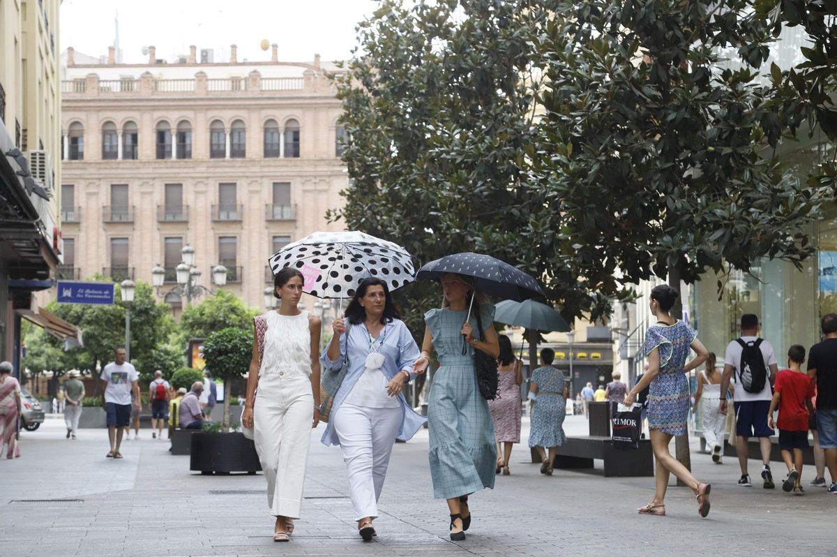 Lluvia de verano en Córdoba, con solo algunos paraguas abiertos.