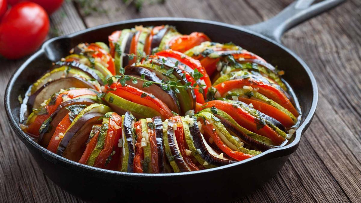 A partir del próximo domingo, el Gobierno de Francia obligará a los restaurantes a indicar en sus cartas qué platos no cocinan ellos, una propuesta que se espera que llegue a España cuanto antes.