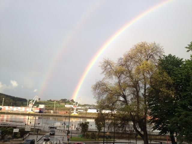 El arco iris, visto desde las inmediaciones de la ría.