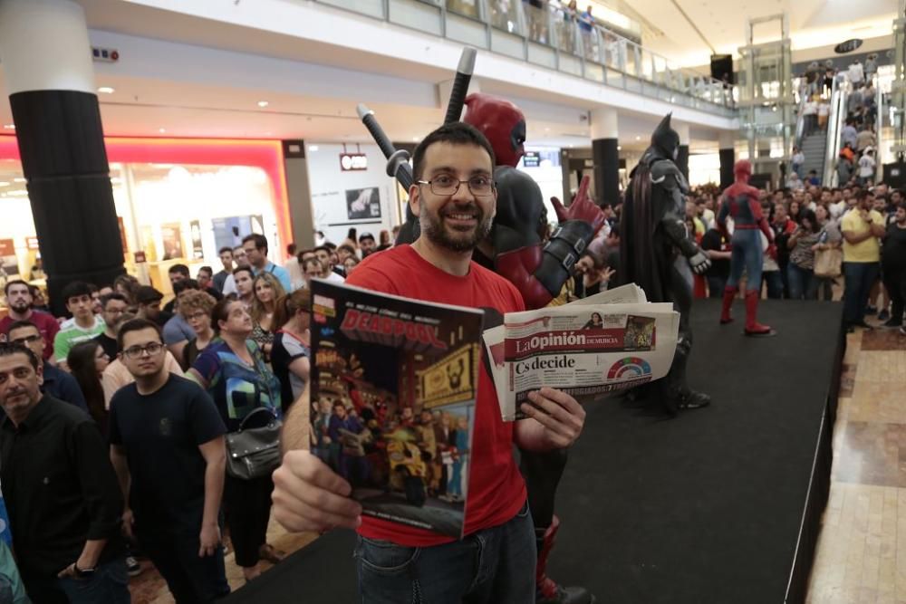 Salva Espín firma cómics de Deadpool con La Resistencia en Nueva Condomina