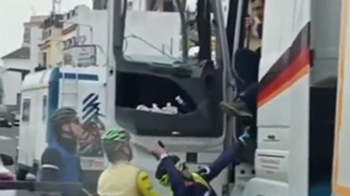 Pelea entre tres ciclistas y un camionero