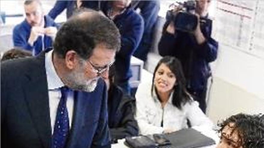 Rajoy parla amb un alumne de formació professional.