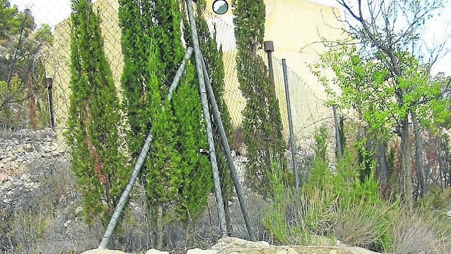 La reja del antiguo depósito de San Cayetano forzada.