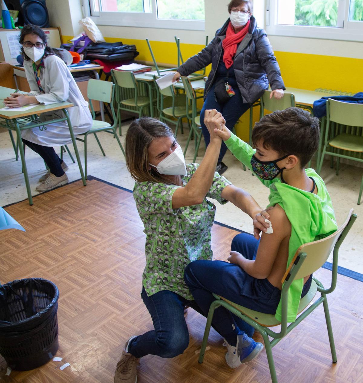 Arranca la vacunación de los niños de nueve a once años en colegios de Alicante