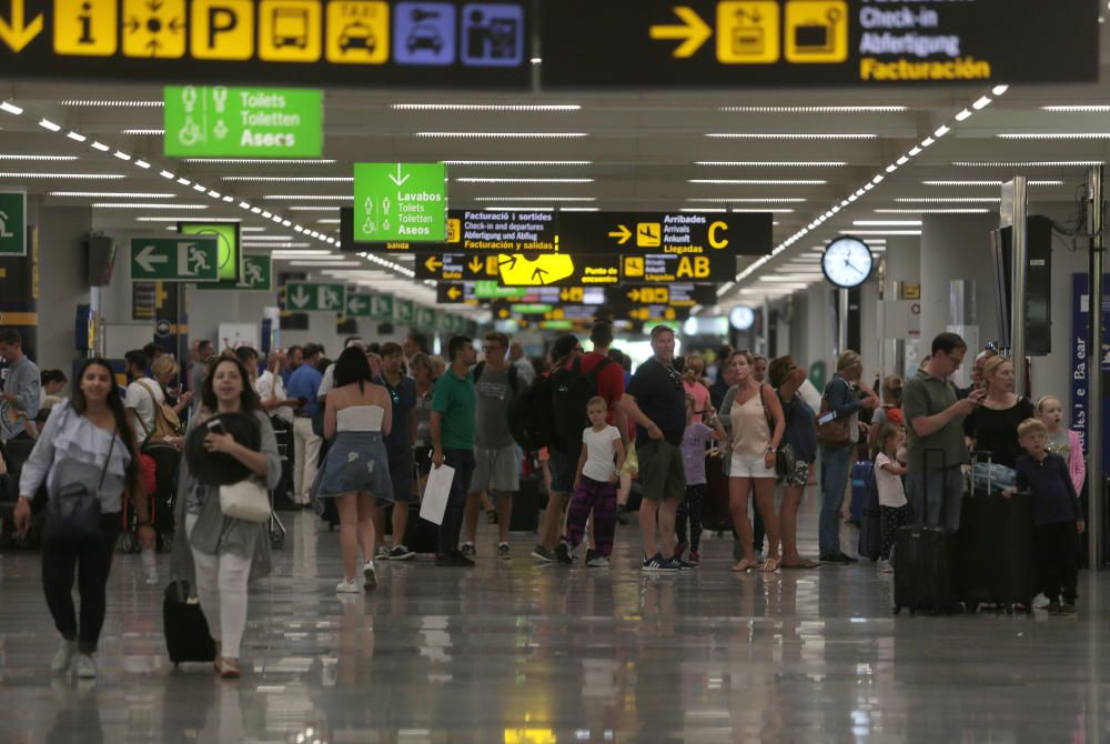 Protesta en el aeropuerto para denunciar "que el turismo mata a Mallorca"