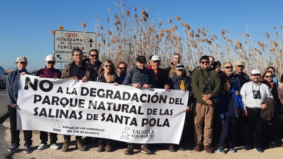 Integrantes de AHSA y Talaiola protestan contra el impacto negativo de la N-332 en las Salinas de Santa Pola