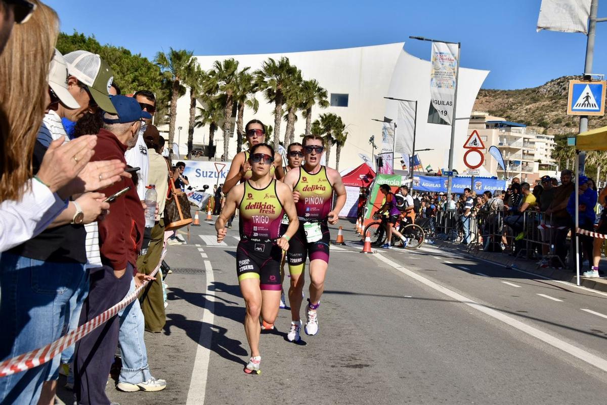 El equipo femenino, durante el segmento de carrera.
