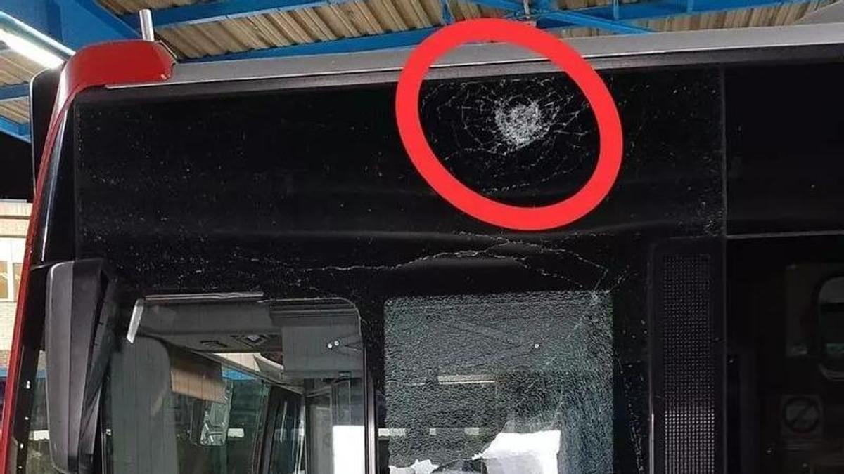 Imagen de archivo de una luna de un autobús rota de una pedrada en Alicante.