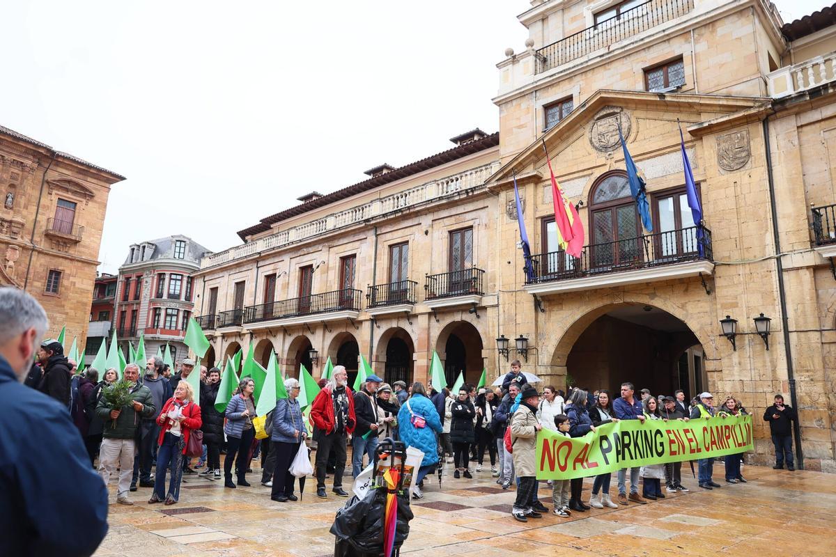 La manifestación para pedir la paralización del parking del Campillín.