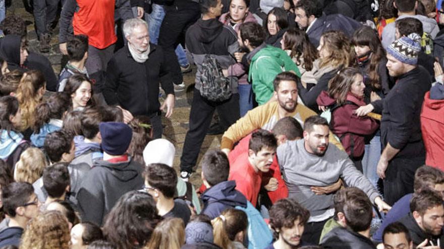 El alcalde, Miquel Àngel March, y otros participantes en la fiesta momentos después de que el pino se rompiese.