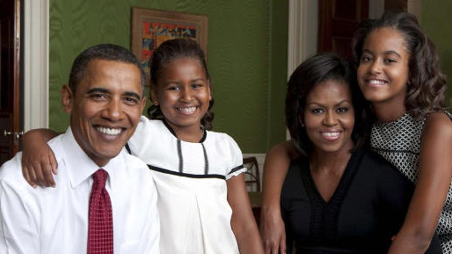 Barack Obama, con sus hijas y su esposa Michelle en la Casa Blanca.