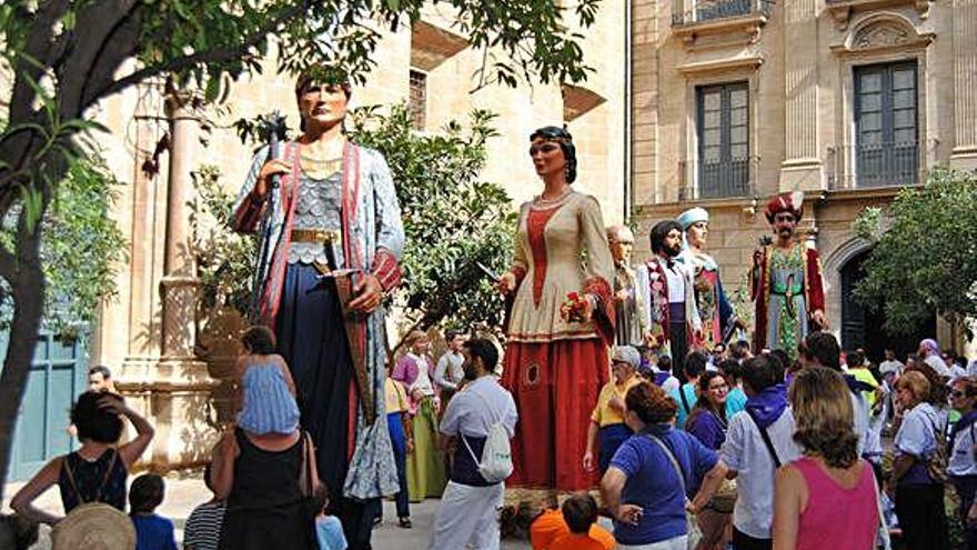 Una quarantena de peces folklòriques van desfilar, ahir a la tarda, pels carrers i places de Solsona