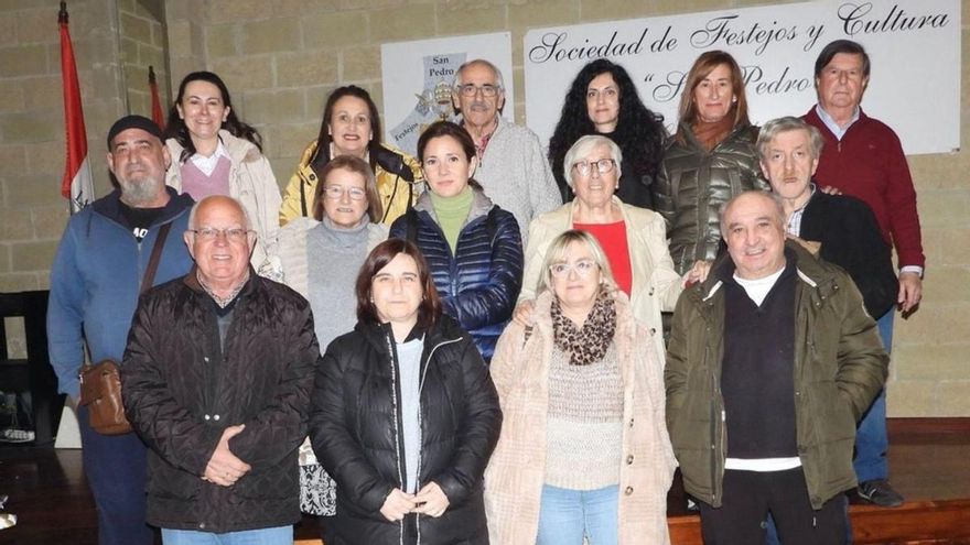 Miembros de la directiva y colaboradores. En la fila de atrás, por la izquierda, Verónica González, Purificación González, Juan José Vega, «Juancho», Pilar Fernández, Dolores Gutiérrez y Armando Velasco. En el centro, Florentino Suárez, Josefina González, Noelia Vázquez, Angelita Cueva y Abraham Montes. Delante, Marcelino Sánchez, Sandra Zapico, Marta García y Emilio Javier Rozada. | S. P.