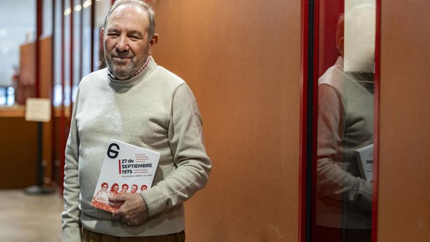 Pablo Mayoral, con el volumen «27 de septiembre 1975». | IRMA COLLÍN
