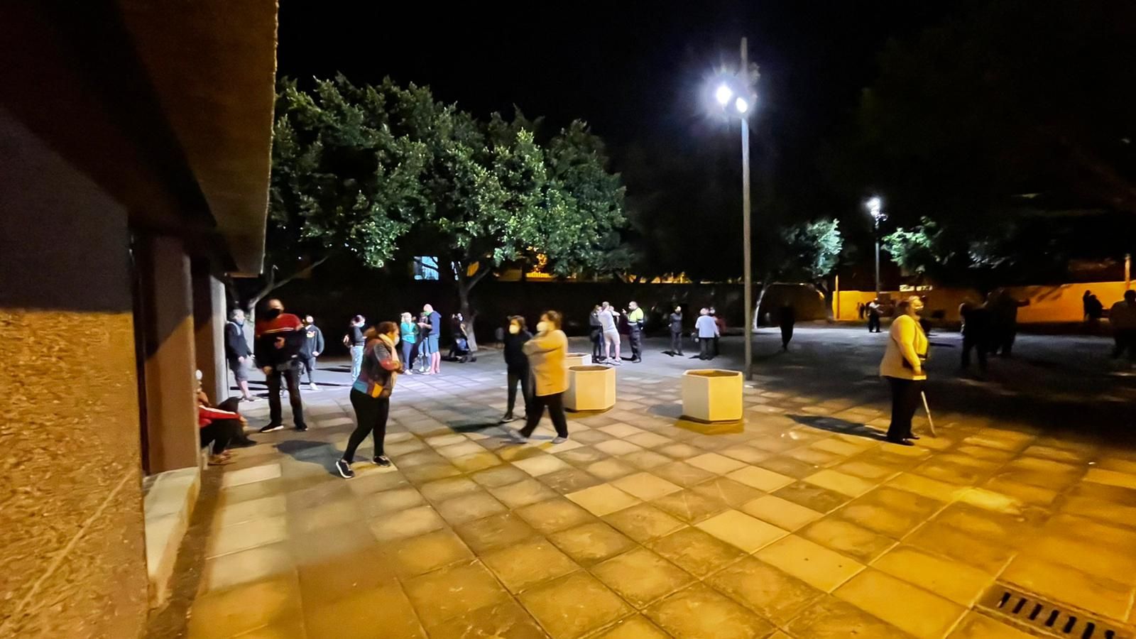 Los vecinos desalojados de un edificio de Ofra se refugian en la parroquia San Antonio de Padua, en Las Retamas.