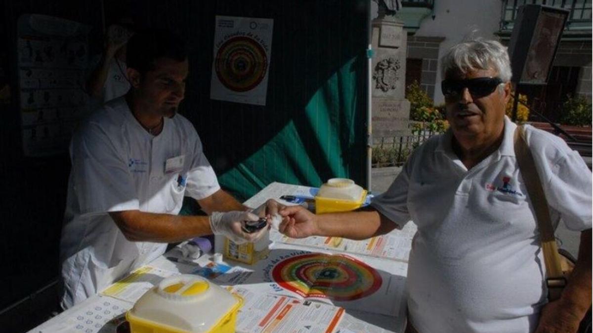 Tito Pulido (d), en una campaña del Servicio Canario de Salud.