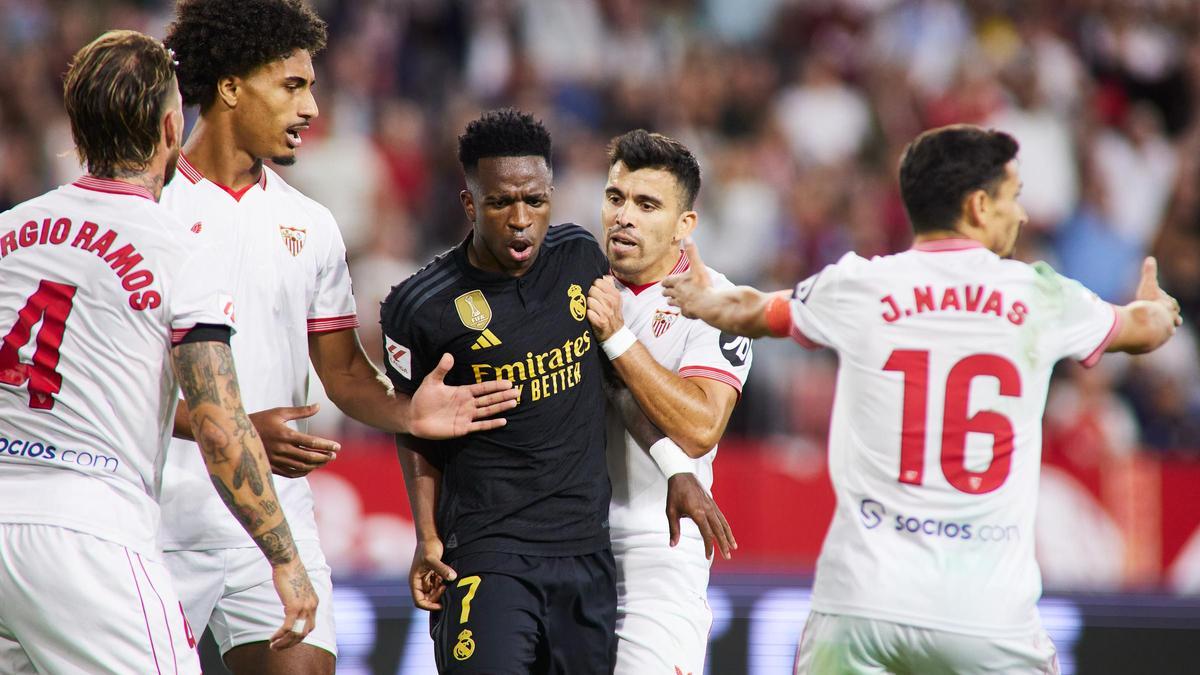 Los jugadores del Sevilla intentan frenar a Vinicius Junior, futbolista del Real Madrid, en el Sanchez Pizjuán.
