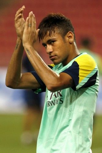 Neymar, el futbolista brasileño del FC Barcelona, presume de un estilismo a lo mohicano moderno.
