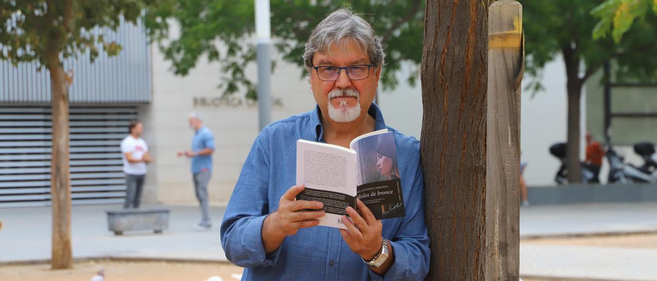 Francisco A. Carrasco sostiene su nuevo libro, que presenta mañana.