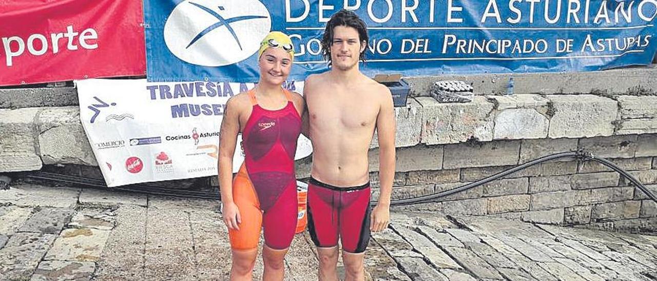 Blanca Alonso y Lucas Costa, ganadores de la Travesía Musel-Gijón.