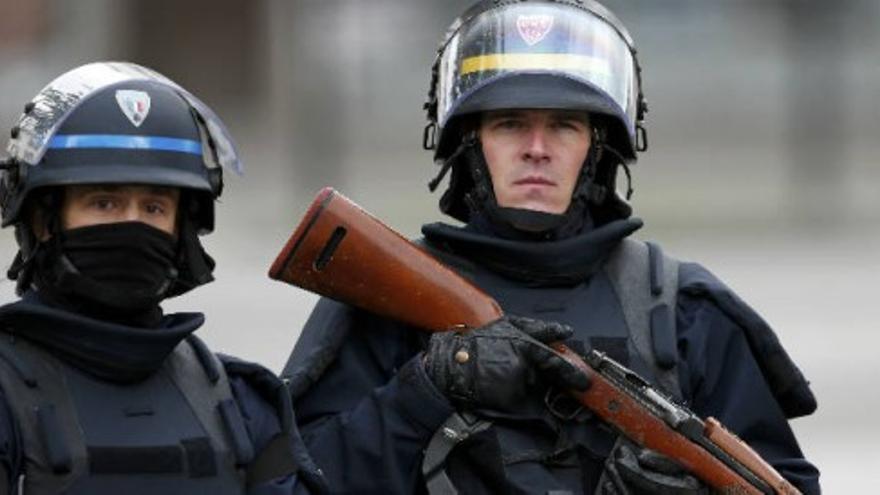 Espectaculares imágenes del inicio de la redada antiterrorista en Saint Denis
