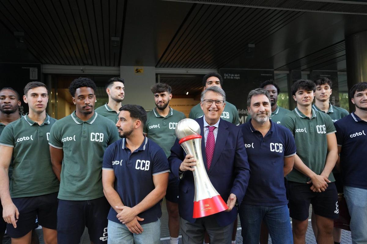 La primera jornada de las visitas institucionales del Coto Córdoba tras el ascenso, en imágenes