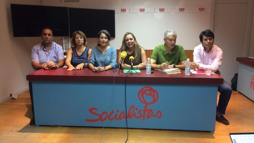 De izquierda a derecha, Andrés Stinga, Lucía Olga Tejera, Ariagona González, María Dolores Corujo, José Juan Cruz y Marcos Bergaz, esta noche en la rueda de prensa para anunciar la ruptura del pacto.