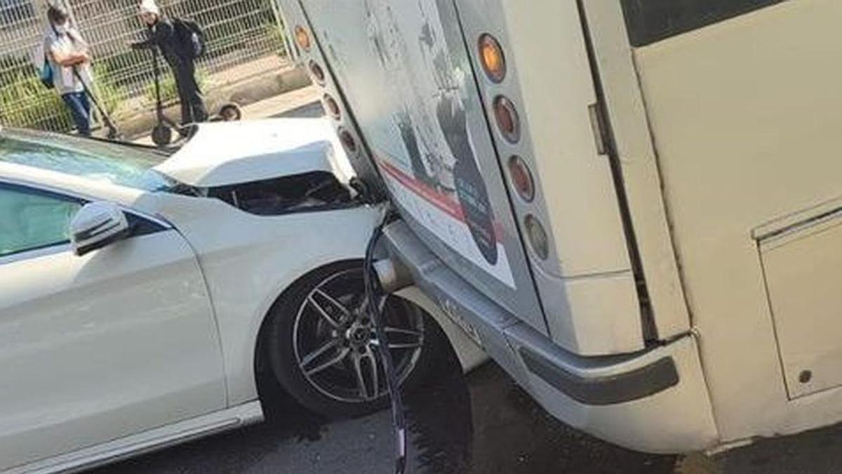 El turismo embistió por detrás al autocar en una de las paradas de bus de la avenida Ferrandis Salvador