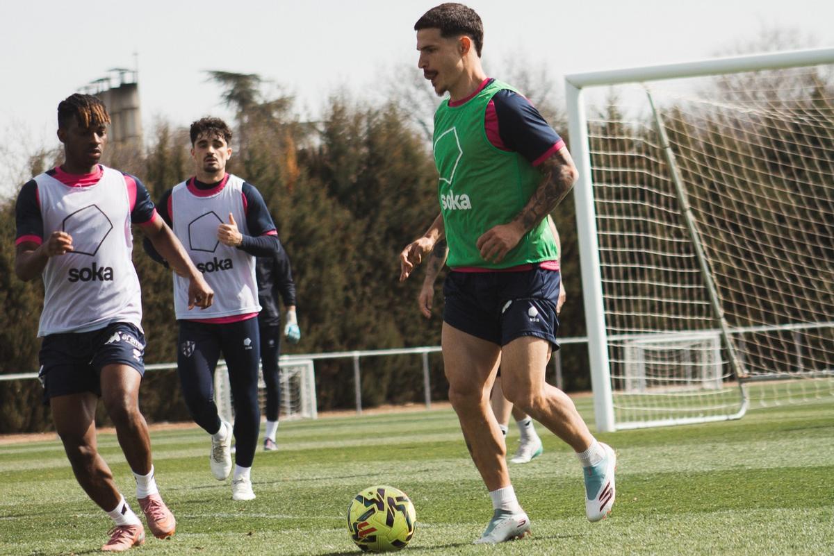 Jaime Seoane, con el balón en un entrenamiento esta semana.