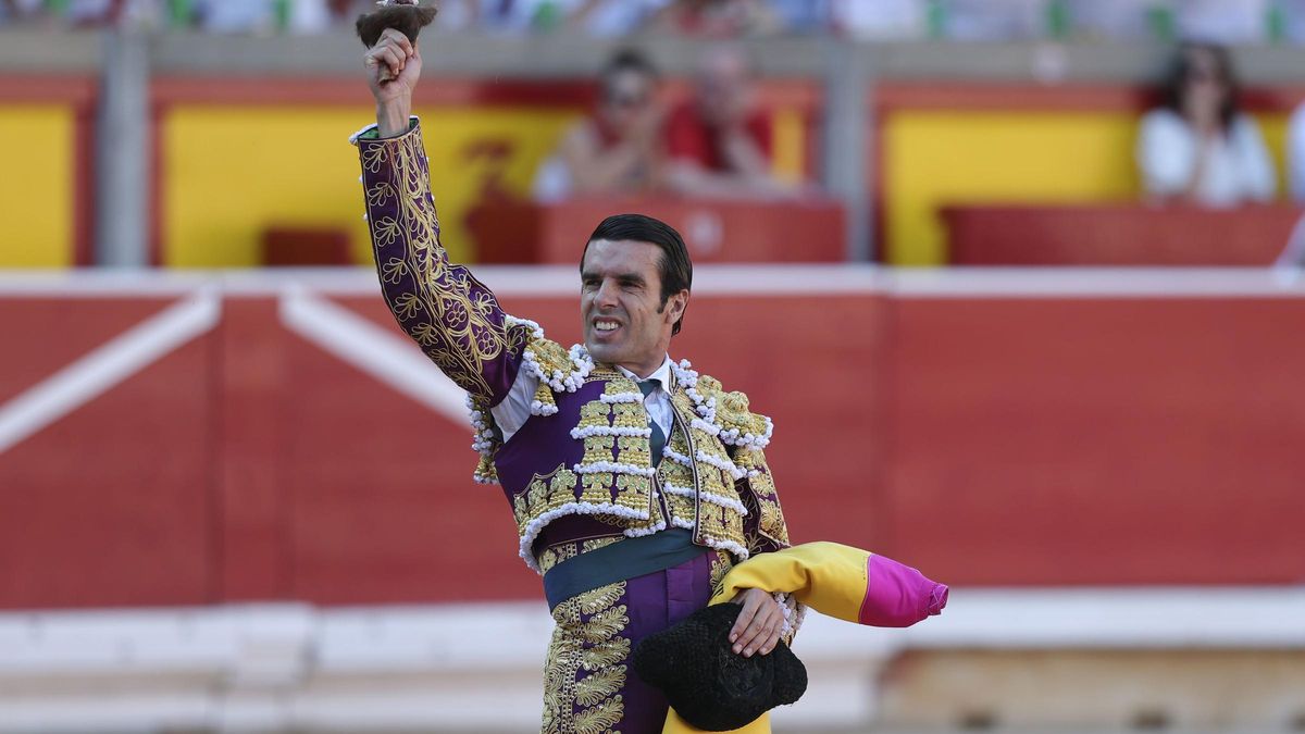 El torero Emilio de Justo, tras cortar una oreja en la pasada feria de Pamplona.