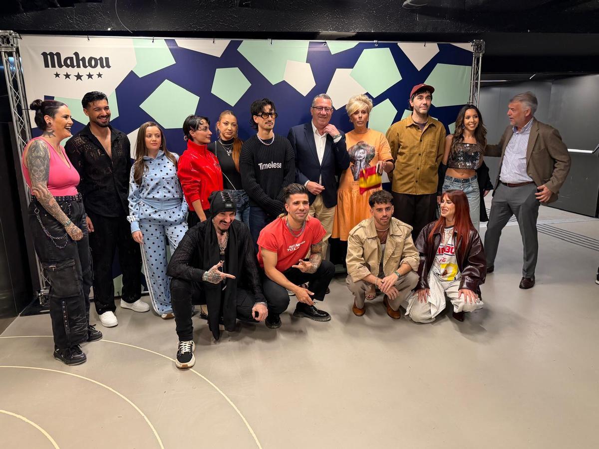 Toni Pérez, junto a un grupo de artistas y María Eizaguirre.