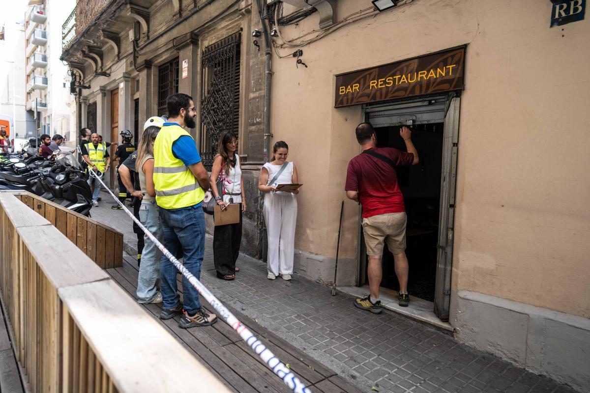 Miguel Santa Marta, gerente del bar Sant Gervasi, muestra las llaves de su establecimiento tras recibir la autorización para reabrir el local, ubicado en una de las fincas afectadas por el socavón de las obras de la L9 del metro.