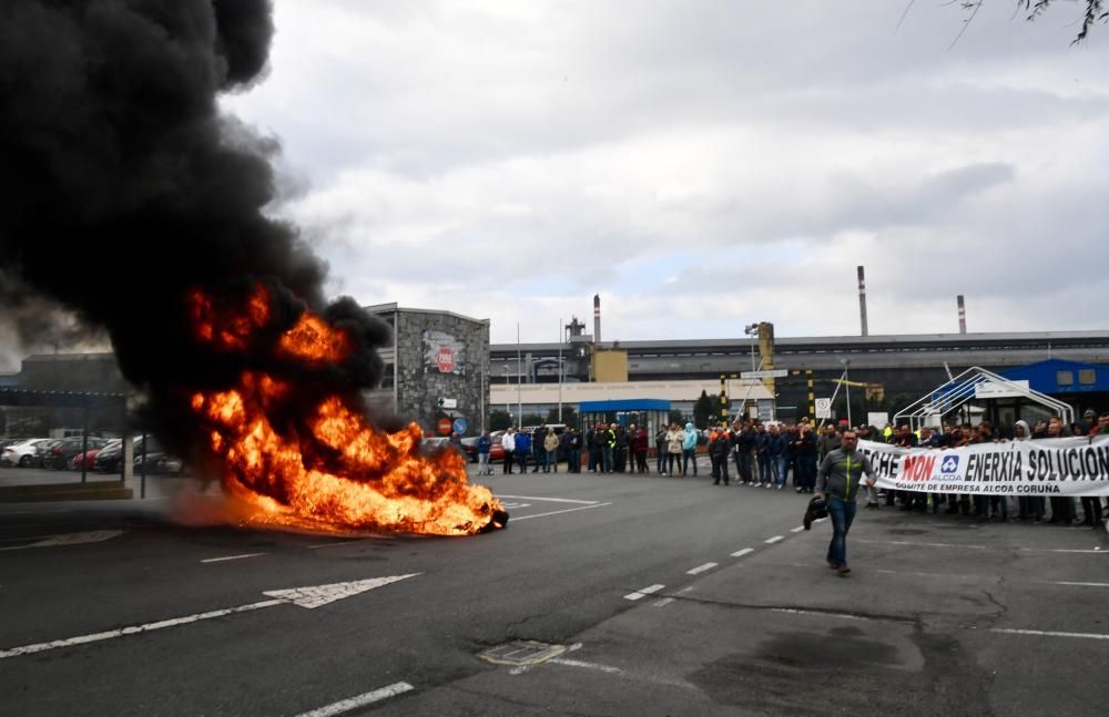 Quema de neumáticos en Alcoa por el cierre