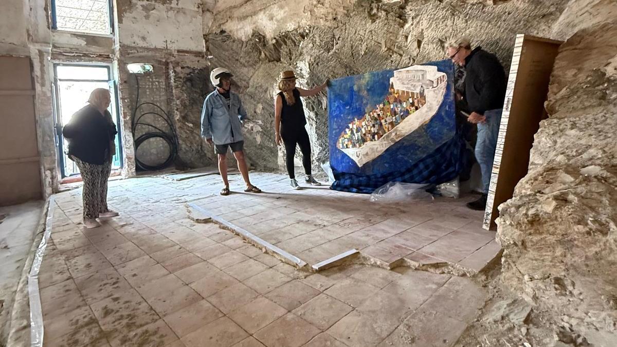 Els organitzadors ultimen els darrers detalls per inaugurar l'exposició demà dissabte.