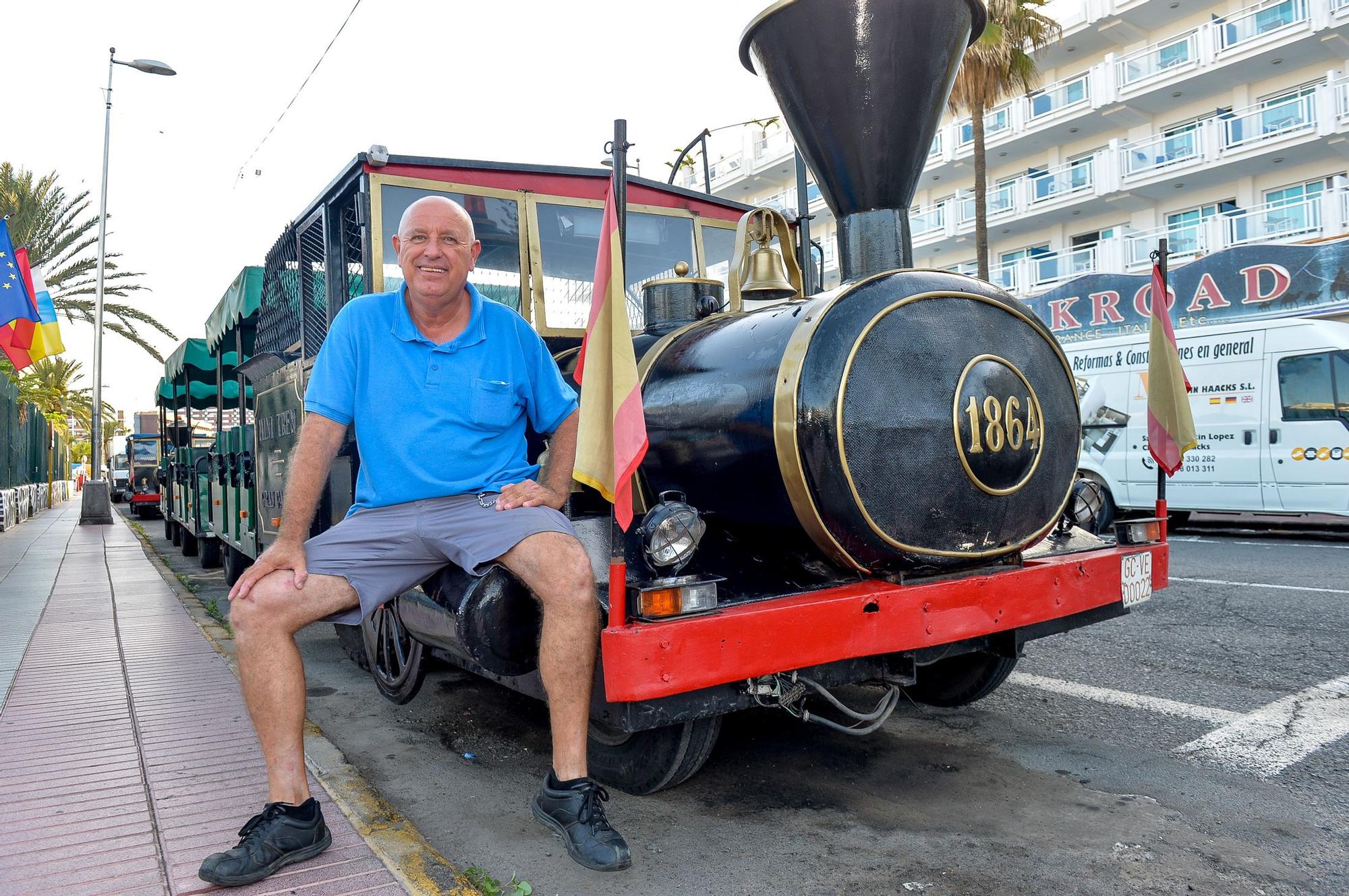 Juan Cruz González sobre el minitren turístico de Playa del Inglés.